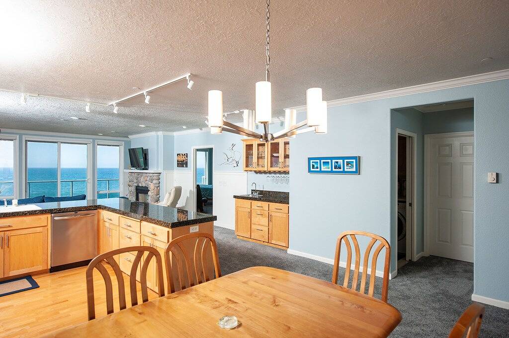 Ganze Wohnung, * Promo!* Zweiter Stock Oceanfront Condo mit Pool, Whirlpool, Wifi und vieles mehr! in Depoe Bay, Lincoln County (OR)