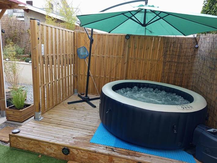 Gîte pour 4 personnes, avec Balcon et Jacuzzi ainsi que Terrasse et Jardin à Cransac