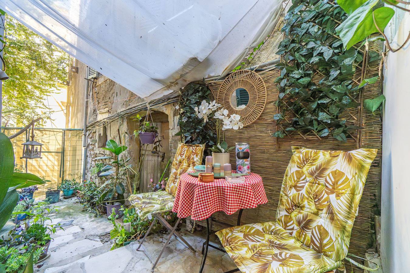 Entire studio, Studio Apartment 'La Belleza' with Private Terrace and Private Garden in Corfu (city), Corfu