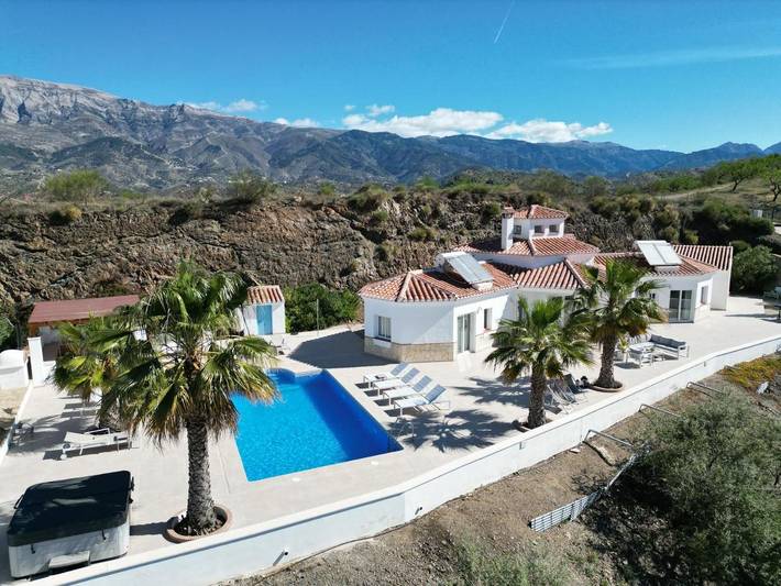 Alojamiento y desayuno para 4 personas, con Terraza y Jacuzzi además de Jardín y Piscina en Arenas