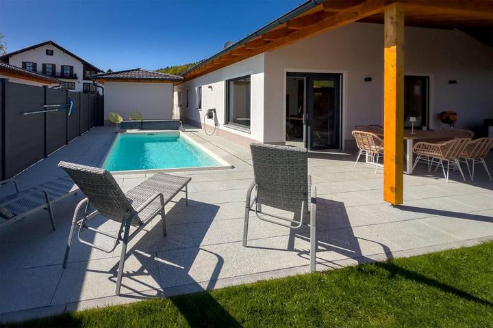 Ferienhaus für 6 Personen, mit Whirlpool und Terrasse sowie Garten und Pool