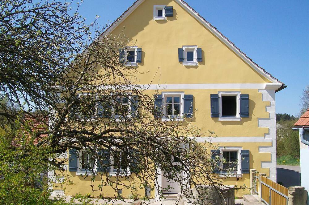 Ganze Wohnung, Großes Ferienhaus (110m2) mit Garten & Sonnenterrasse in Ansbach, Romantische Straße