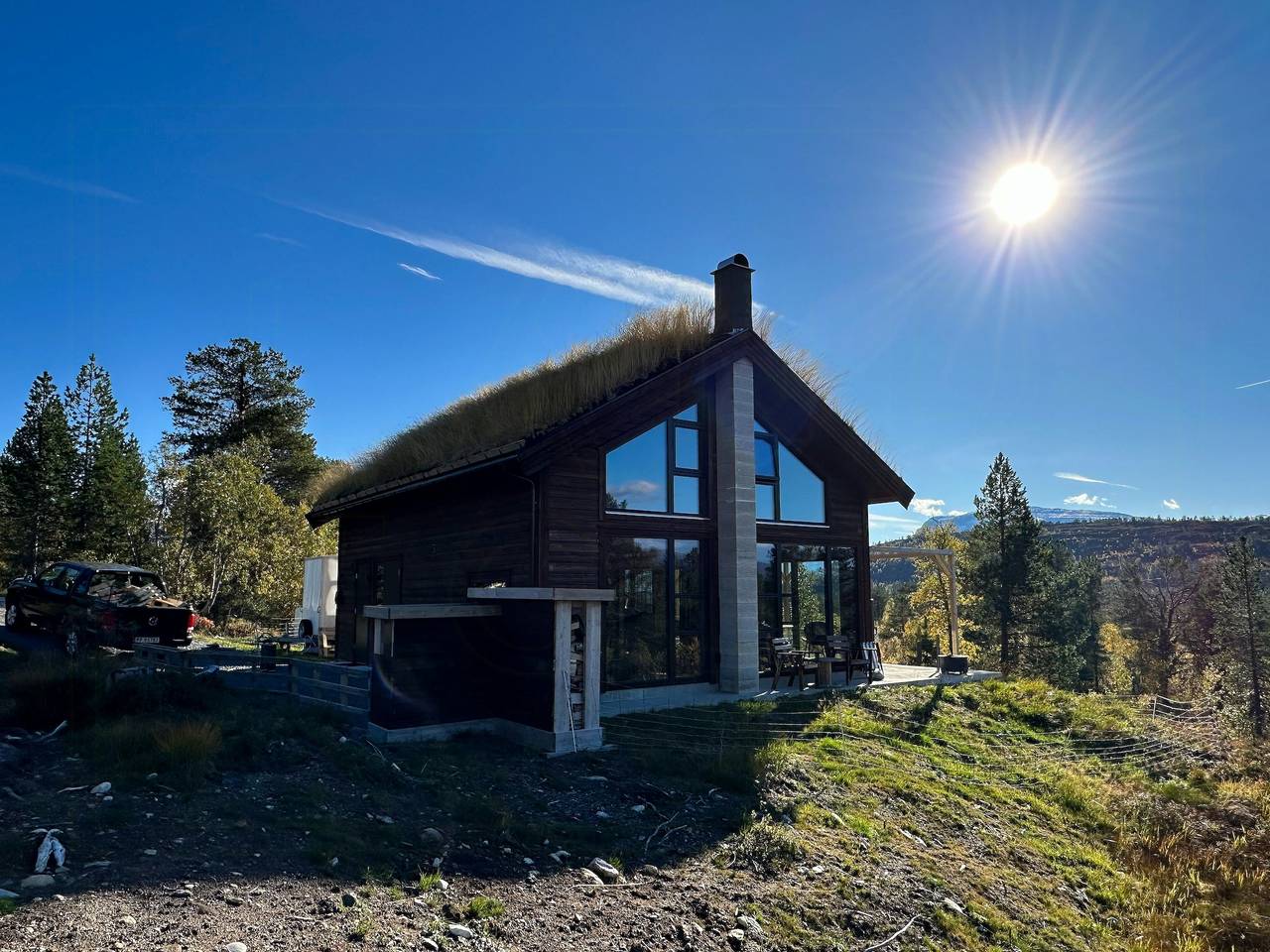 Eine Hütte inmitten der Stille und Ruhe der Berge in Stryn