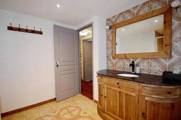Gîte pour 15 personnes, avec terrasse à Compeyre