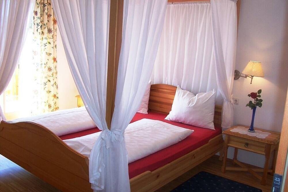 Ganze Wohnung, Zweizimmerwohnung mit Pool, Sauna und herrlicher Aussicht in Kurtatsch an der Weinstraße, Nonsberggruppe