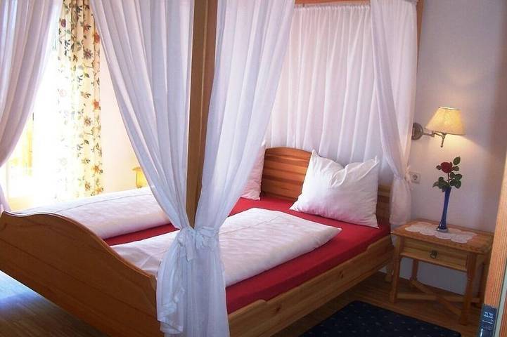 Ganze Wohnung, Zweizimmerwohnung mit Pool, Sauna und herrlicher Aussicht in Kurtatsch an der Weinstraße, Nonsberggruppe