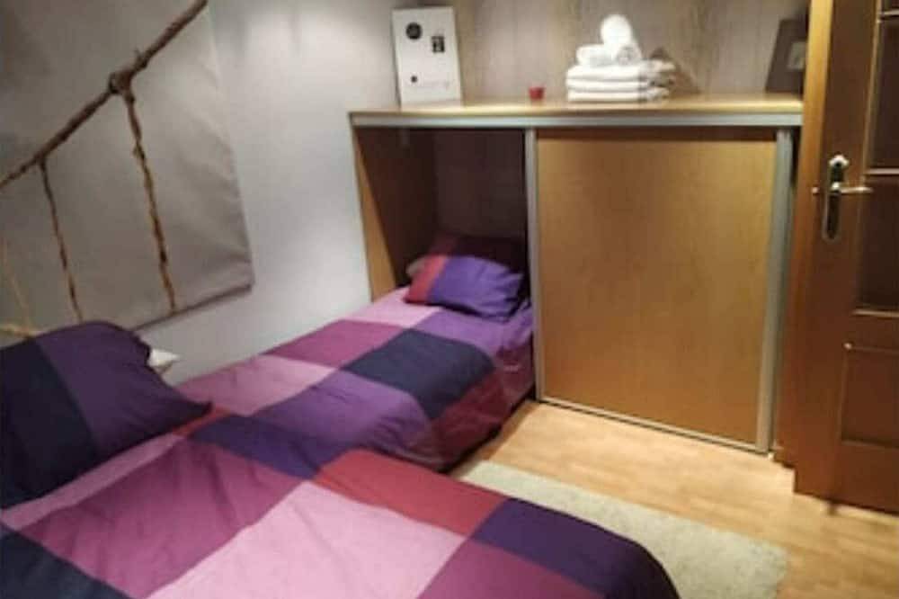 Entire apartment, Deluxe 1 Room Apartment in Barajas, Madrid