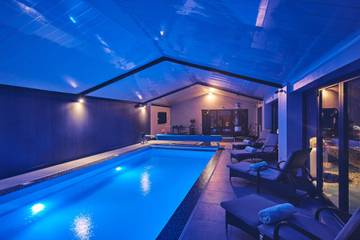 Log Cabin for 12 People in Belbroughton, Worcestershire, Photo 2