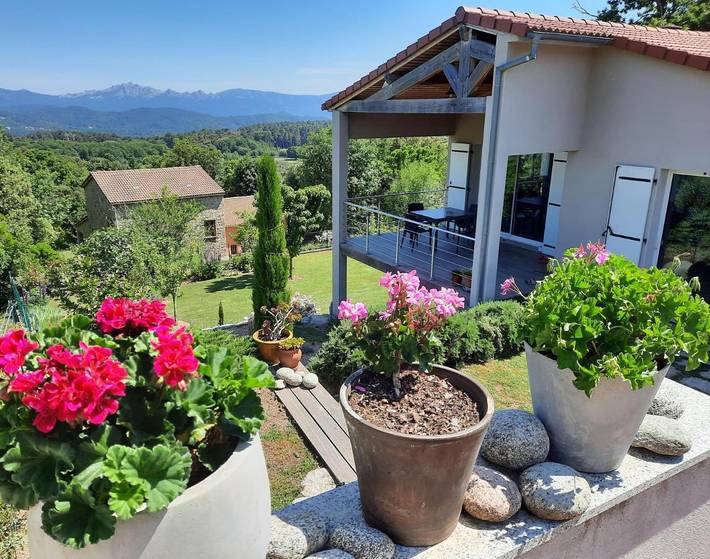 Gîte pour 4 personnes, avec Terrasse ainsi que Jardin et Vue à Quenza