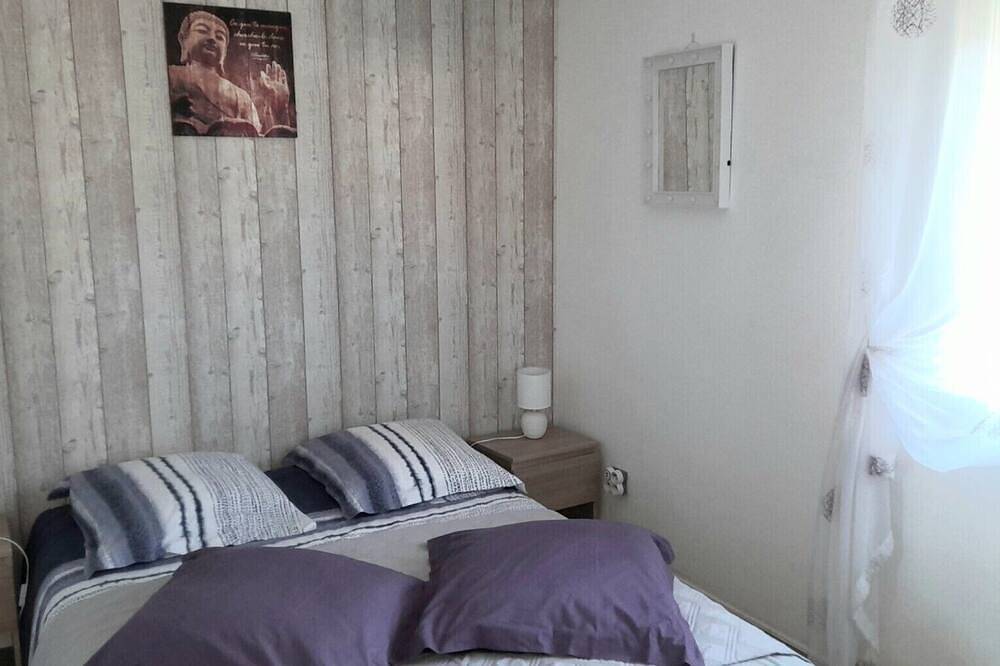 Guest Rooms 'Le Paradis' with Shared Pool, Wi-Fi and Air Conditioning in Le Luc, Draguignan region