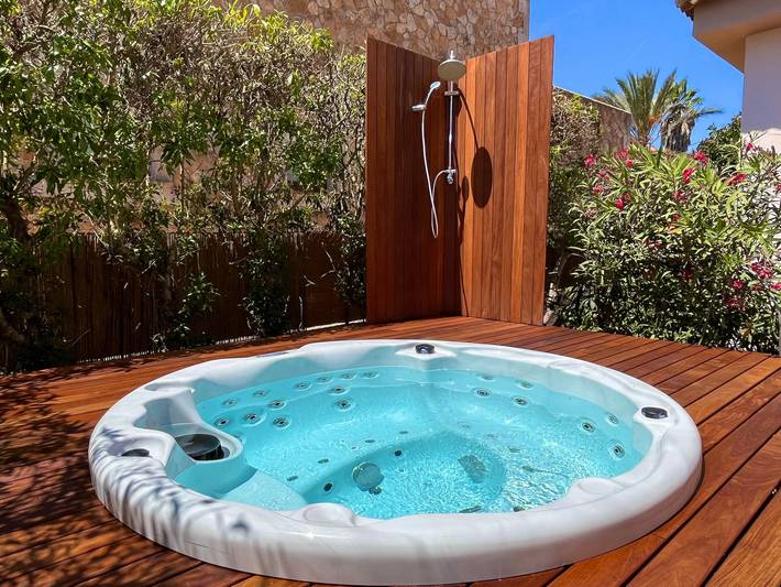 Finca für 4 Personen, mit Balkon und Whirlpool sowie Garten in Ses Salines