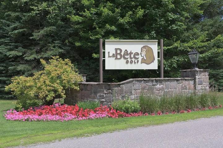 Gîte pour 14 personnes, avec piscine ainsi que jardin et vue dans Mont-Tremblant - 3