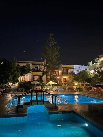 Gîte pour 2 personnes, avec piscine ainsi que jardin et vue, adapté aux familles dans Gouves