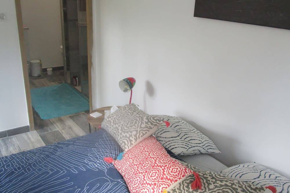 Entire apartment, Quiet and functional Studio in Roquefort-les-Pins, Cannes region