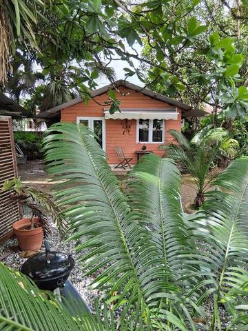 Maison de vacances pour 3 personnes, avec terrasse ainsi que jardin et piscine, animaux acceptés dans Guyane française