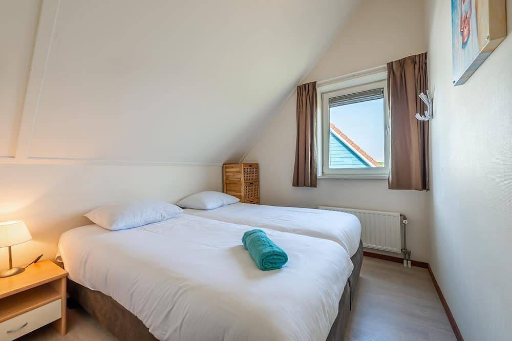 Antibes 240 - Freistehendes Ferienhaus direkt am See mit großem Garten in Hoofdplaat, Zeeuwse Kust