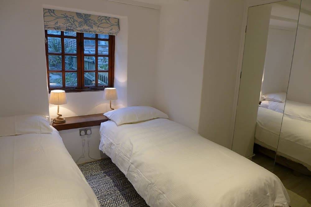 4 Capt Uptons Cottages.  Central but secluded.  Fast Wifi. Top floor sea views. in Falmouth (Cornwall), Cornwall