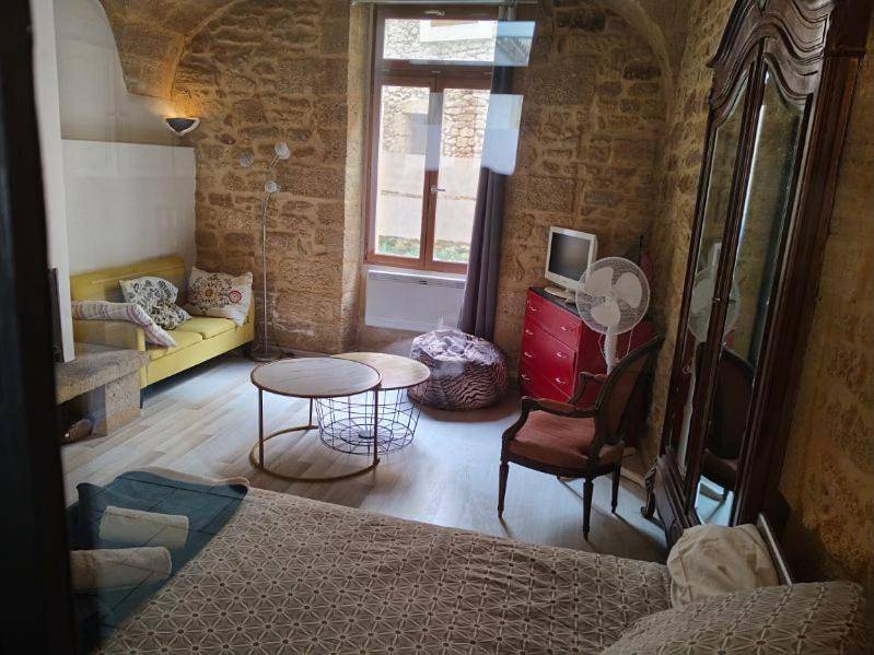 Appartement entier, One-Bedroom Apartment in Remoulins, Région de Nîmes