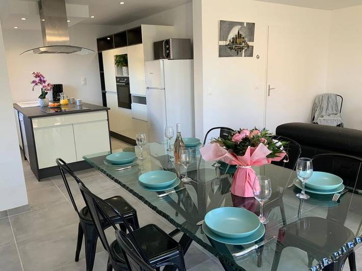 Location de vacances pour 6 personnes, avec jardin à Genas