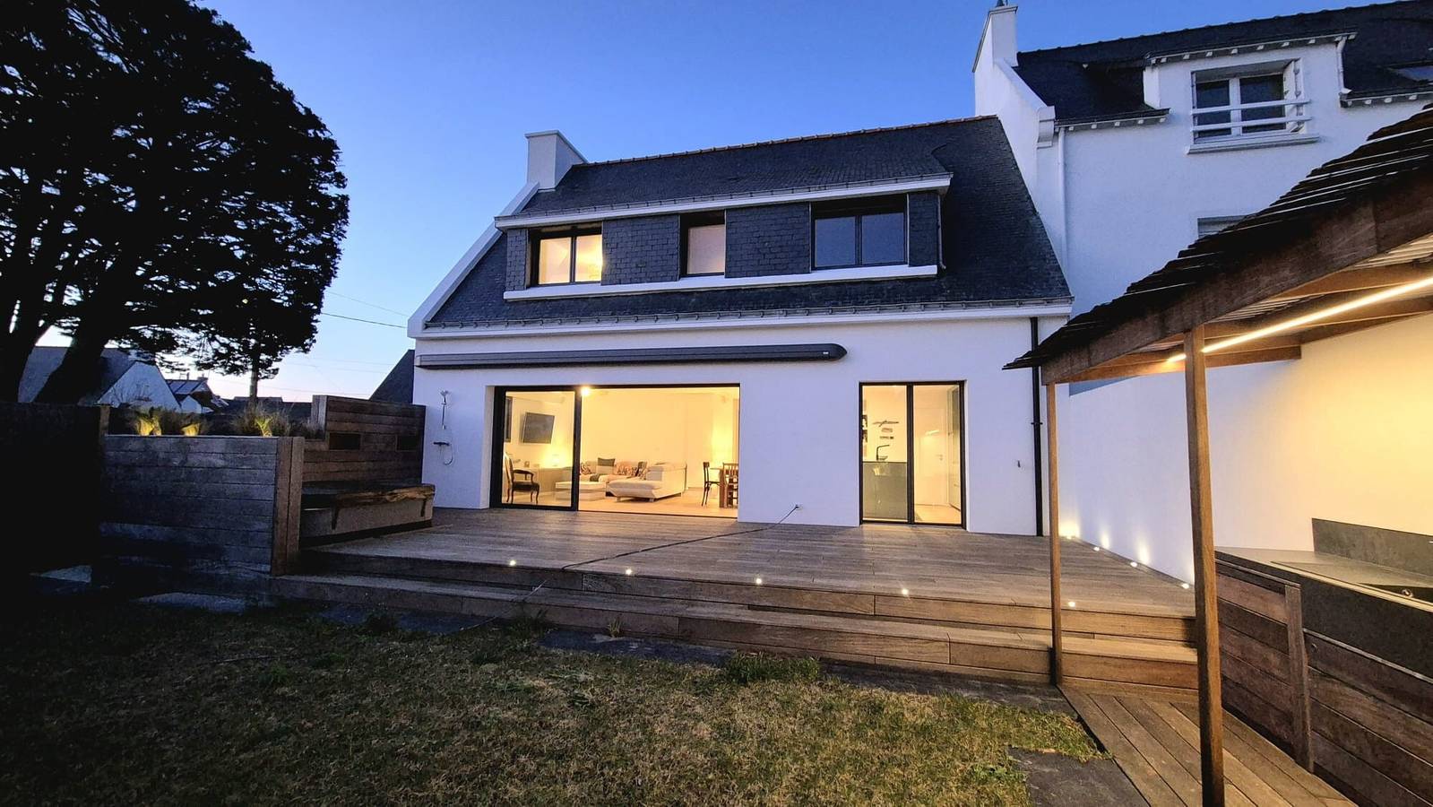 Maison Desmathi: terraza con jacuzzi y jardín en Saint-Pierre-Quiberon in Saint-Pierre-Quiberon, Côte des Mégalithes