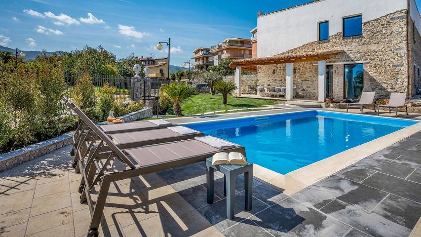 Villa for 6 people, with Balcony and Terrace as well as Garden in Taormina