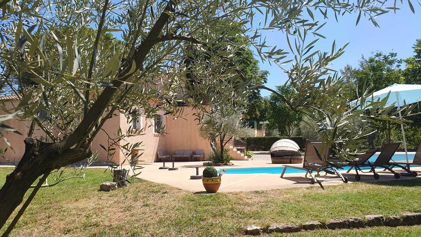 Gîte pour 21 personnes, avec jardin ainsi que piscine et terrasse