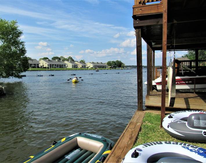 Vacation house for 14 people, with pool and yard in Lake Conroe