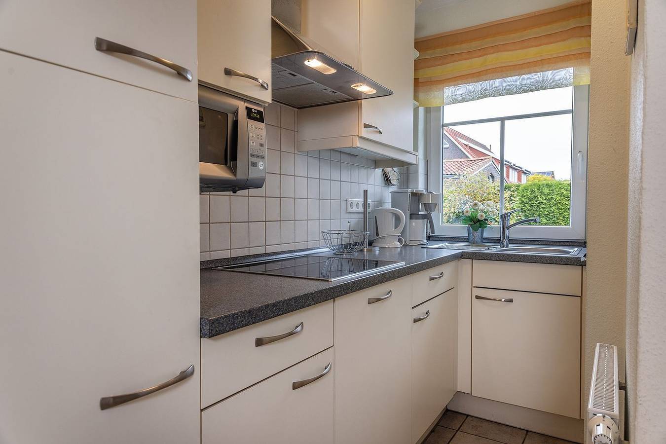 Schick und idyllisch gelegen: Das Reihenendhaus mit seinen ca. 70 qm ist modern und gemütlich zugleich eingerichtet. Die herrlich angelegte Terrasse in Südlage verspricht schöne gemeinsame Stunden. in Carolinensiel-Harlesiel, Wittmund