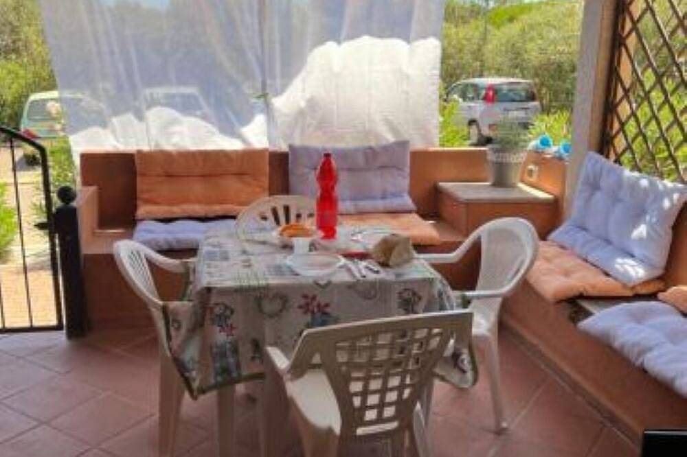 Ganze Wohnung, Casa Monella - Studio-Apartment mit seitlichem Meerblick, 200 m  Strand entfernt in Cala Reale, Olbia