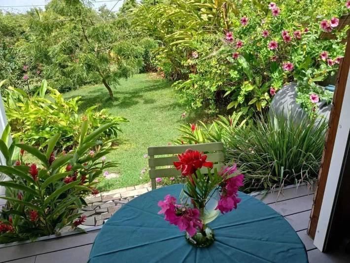 Location de vacances pour 2 personnes, avec terrasse ainsi que jardin et piscine à Petit-Canal - 4