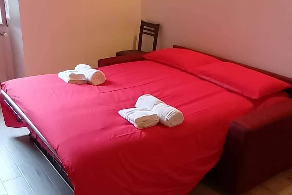 Entire apartment, R&B Home The right place close by the eternal city and the seaside in Fiumicino, Rome Province