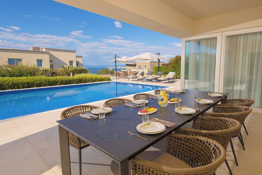 3-bedroom Beachfront Residence with Sea View and a Private Pool in Umag, Umag und Umgebung