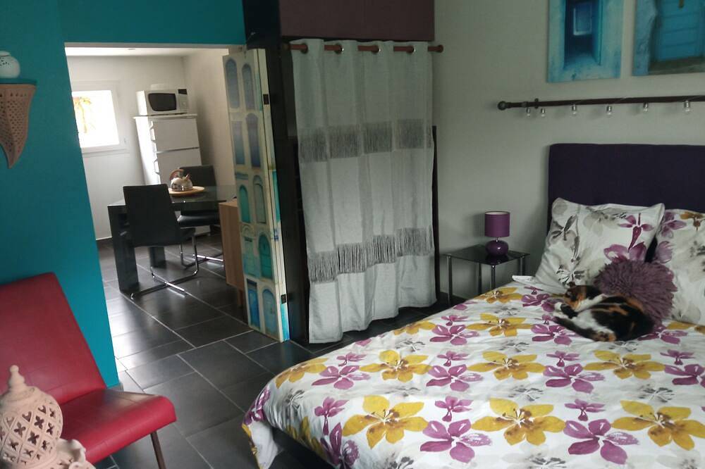Entire apartment, Studio 2 Pieces in Saintes, Saintes region