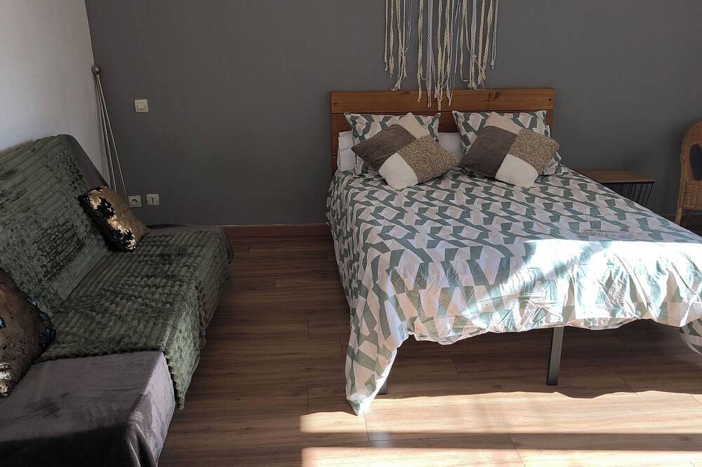 Charming country cottage with view in Aramon, Region de Nimes