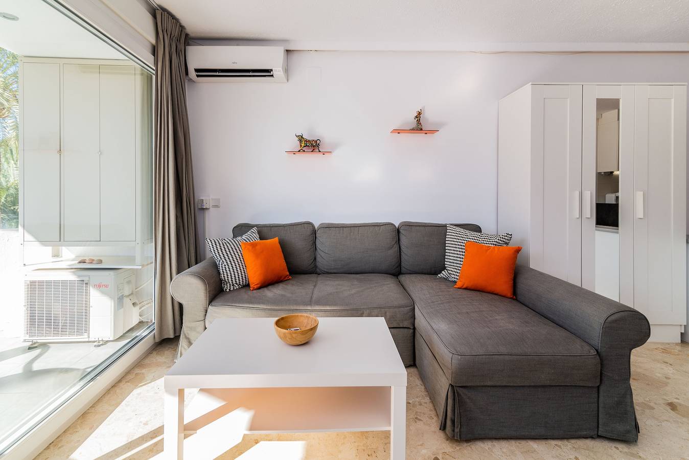 Entire studio, Studio Apartment in Marbella with Terrace, Shared Pool & Wi-Fi in Marbella East, Marbella