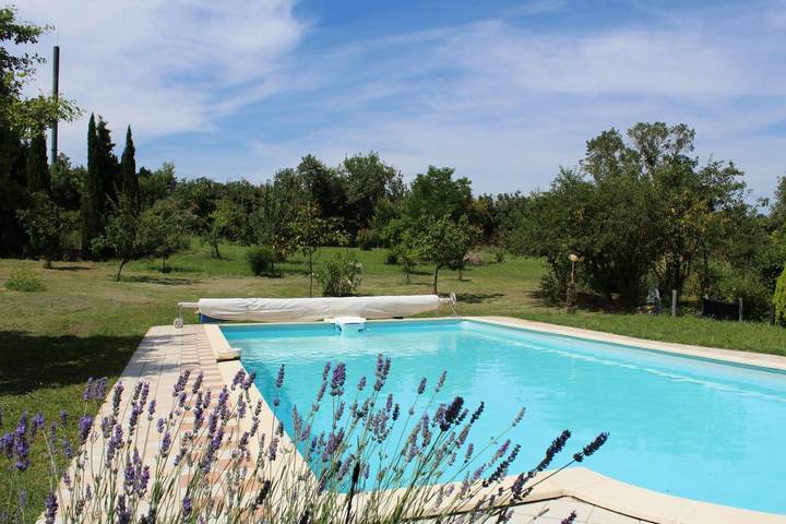 Gîte pour 4 personnes, avec Terrasse ainsi que Jardin et Piscine
