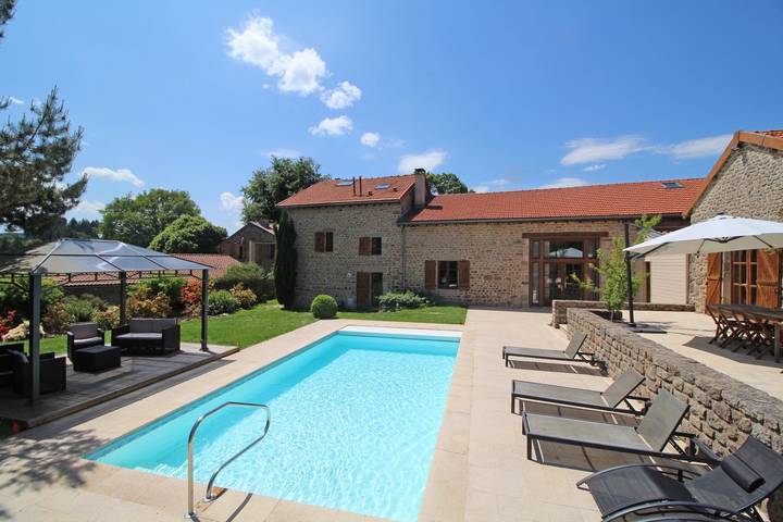 Gîte pour 14 personnes, avec Jacuzzi et Terrasse ainsi que Jardin et Piscine