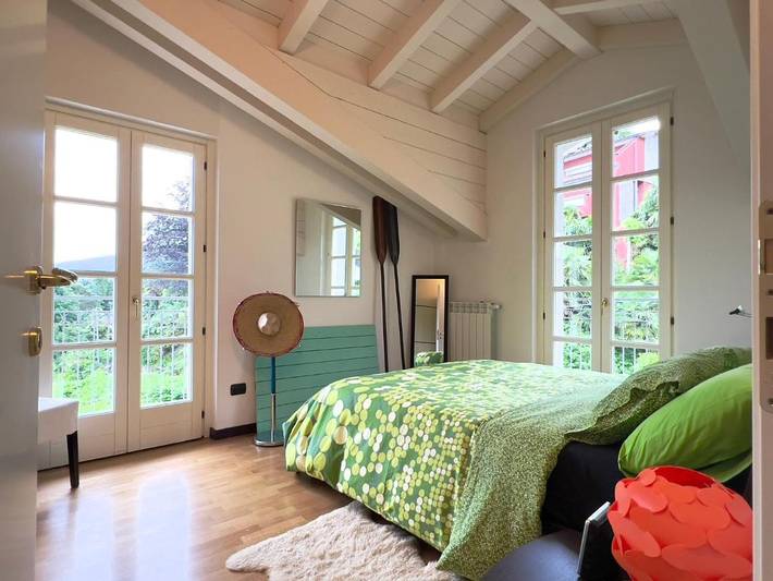 Ferienwohnung für 2 Personen, mit Terrasse und Seeblick sowie Pool und Ausblick