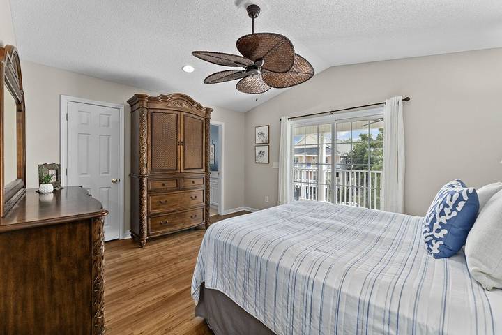 Vacation rental for 12 people, with yard in Surfside Beach