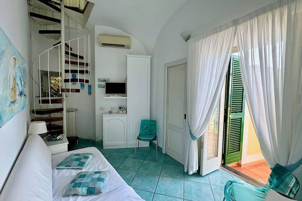 Romantic cottage, wide terrace overlooking the sea. in Amalfi Coast
