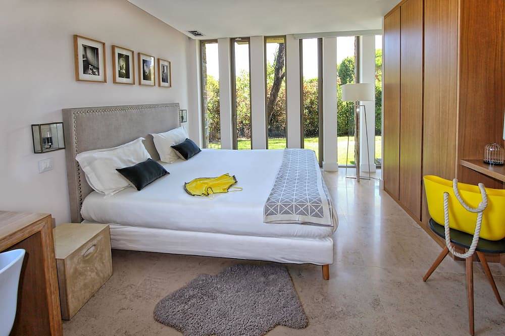 Zeitgenössische Luxusvilla in einzigartiger und ruhiger Lage im Dorf in Saint-Tropez, Mittelmeerküste (Frankreich)
