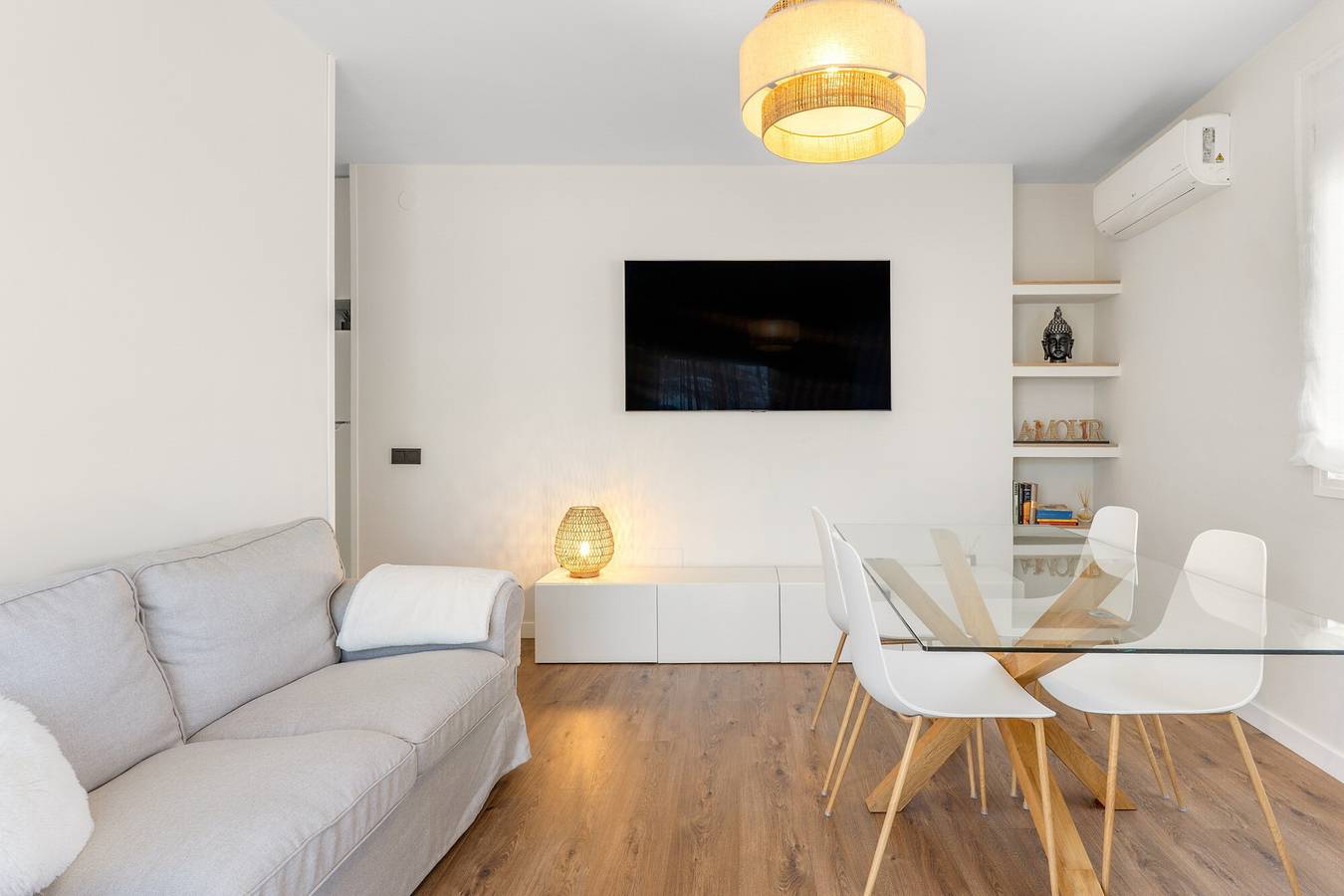 Entire apartment, B&B Apartments. Modern and Luxurious Apartment Less Than 100 Meters from the Beach in La Cala de Mijas, Mijas