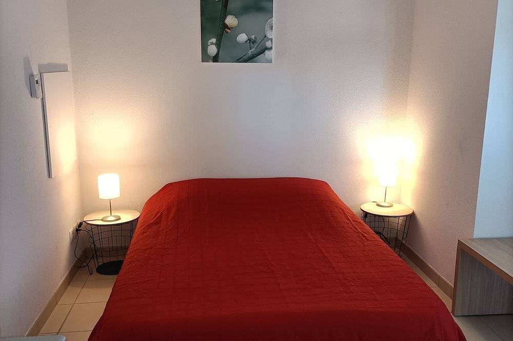 Entire apartment, Studio terrace in Residence with swimming pool C65 in Salies-de-Béarn, Béarn