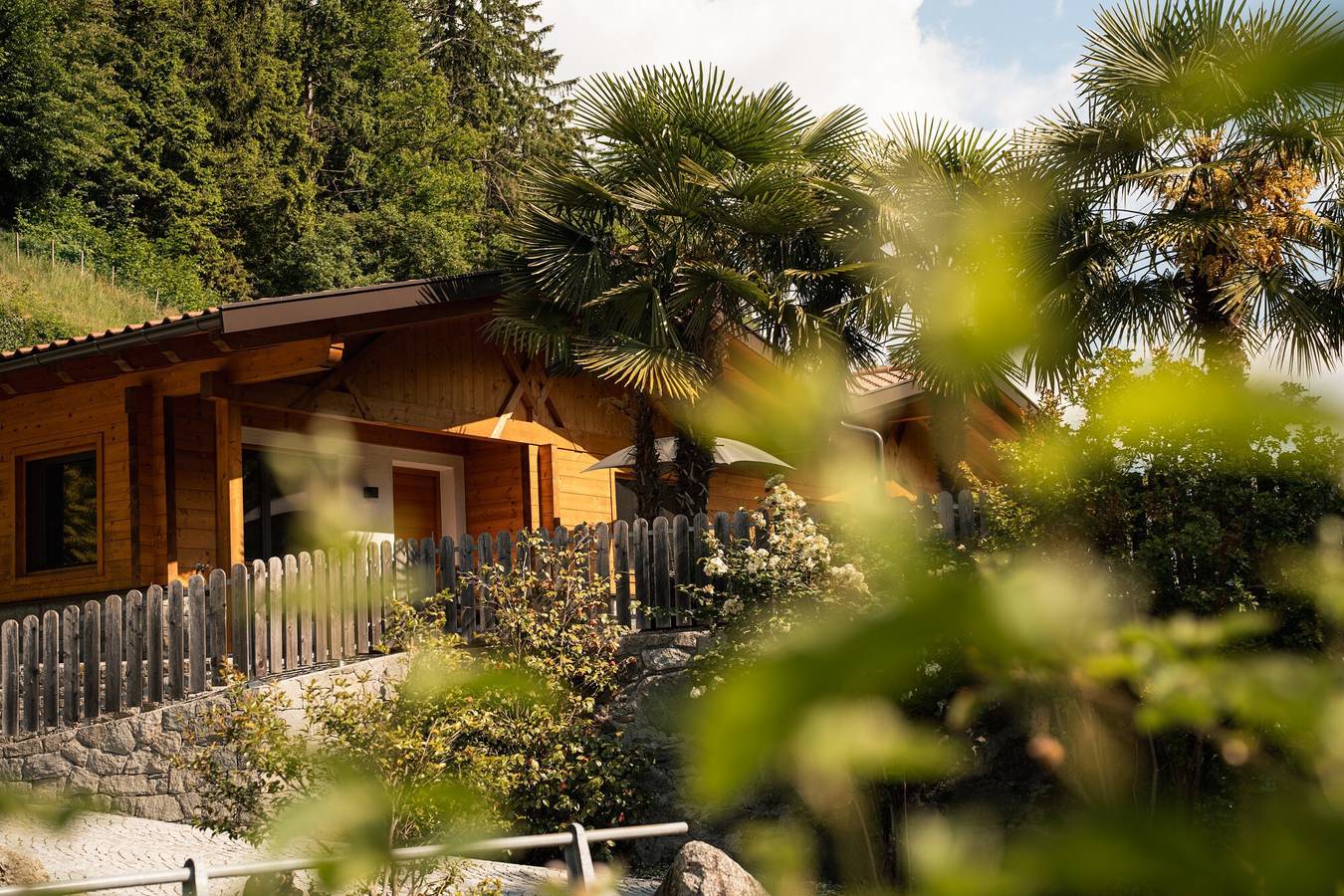 Chalet Palme: Giardino mediterraneo, terrazza, piscina e vasca idromassaggio per tutti in Rifiano, Val Passiria