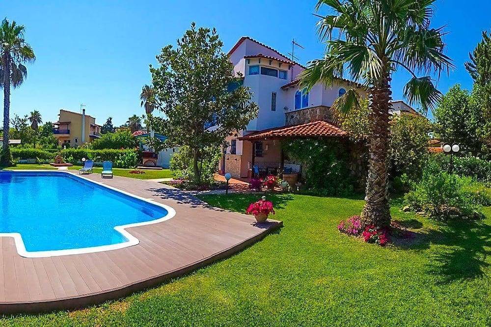 House with private garden in Posidi, Cassandra
