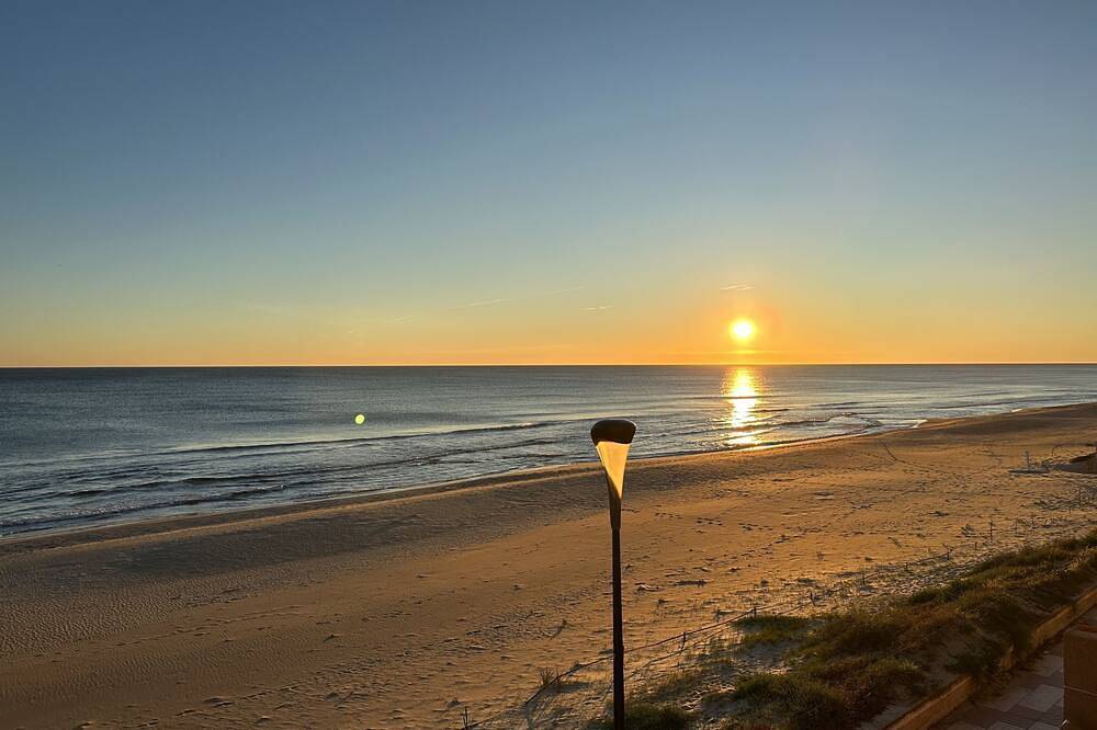 Breathtaking Beachfront House in Les Palmeres (Sueca), Sueca