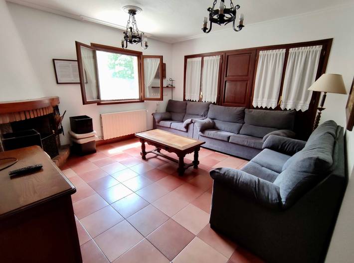Apartamento entero, Apartamento 'Juana' con vistas a la montaña, terraza privada y Wi-Fi in Peñamellera Alta, Sierra del Cuera