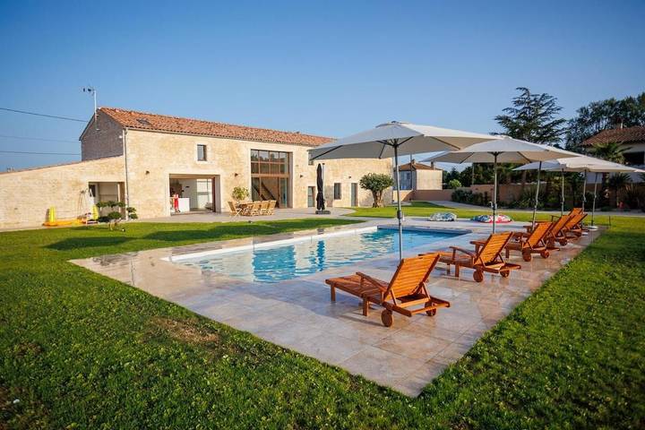 Cottage pour 6 personnes, avec terrasse et piscine ainsi que sauna et vue à La Vallée (homonymie)