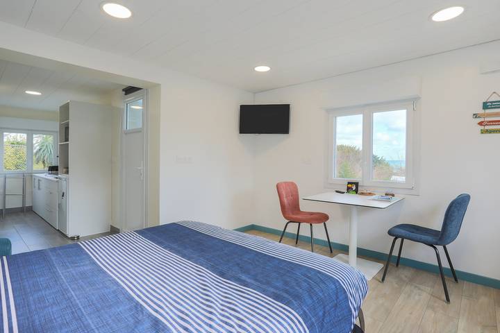 Chambre d'hôtes 'Fusains 5 Petit-déjeuner Vue Mer' avec vue sur la mer, jardin partagé et Wi-Fi in Saint-Quay-Portrieux, Côte de Goëlo