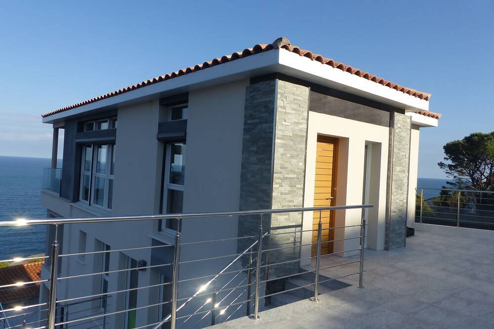 Sea View Villa and Heated Indoor Pool in La Côte Vermeille, Cerbère
